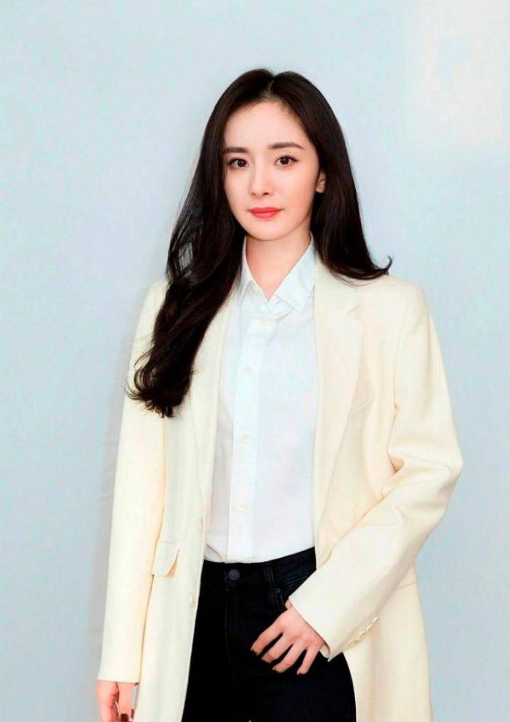 卡通|58岁张凯丽太会穿衣了，穿墨绿西装优雅时尚，端坐台上hold住全场