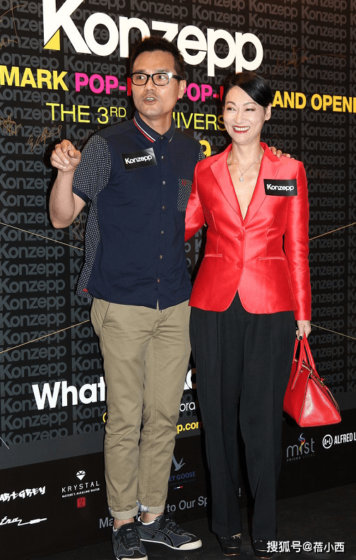 真空|惠英红打破常规，“真空”穿红色皮衣配阔腿裤，原装身材真抗老