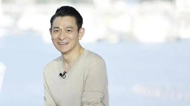 电影|这部“国庆巨制”卖点不是全明星阵容，而是中国人珍视的共同记忆？