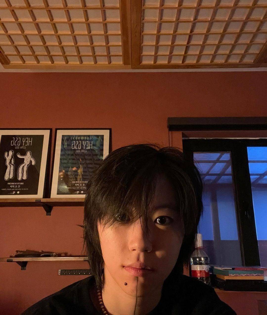 自拍|24岁窦靖童晒怼脸自拍！长刘海遮眼睛太帅气，参加聚餐紧靠男友人