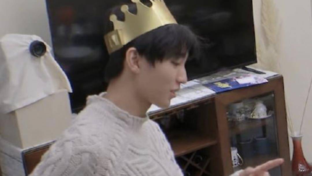 手机|《恰好是少年》王俊凯这样算轧戏吗？频繁低头玩手机，怕素颜被曝