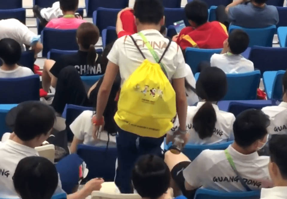 签名|场下也抢镜!全红婵为师姐加油,忙签名+分享零食,谁注意张家齐