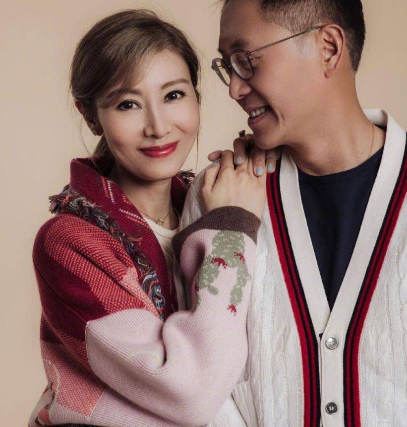 元素|李嘉欣为百亿老公庆生，两人穿搭低调甜蜜对视，结婚13年还秀恩爱