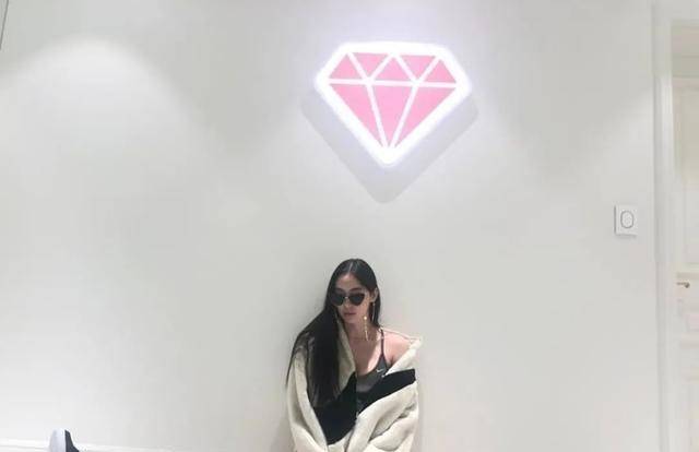 状态|唐嫣的腿不是腿，塞纳河畔的春水