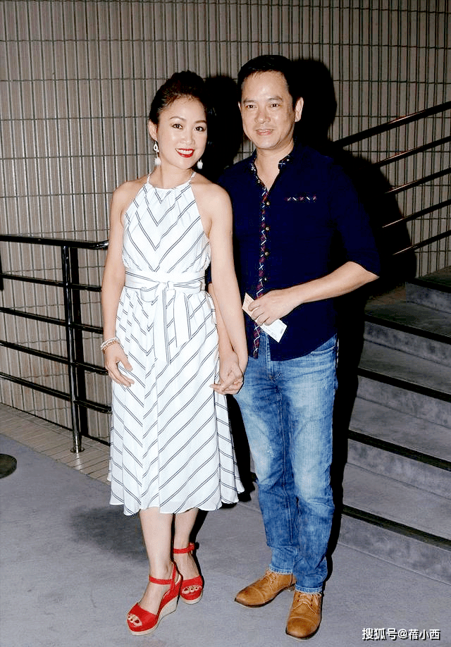 黑色|“梁小冰”哪像69年的人？穿挂脖条纹连衣裙，原装五官气质太高级