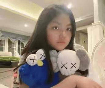 显得|李湘还在营销贵妇人设，p的没半点皱纹，女儿反而打扮的土了