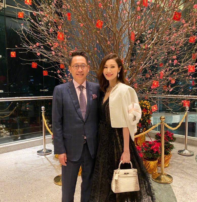 元素|李嘉欣为百亿老公庆生，两人穿搭低调甜蜜对视，结婚13年还秀恩爱