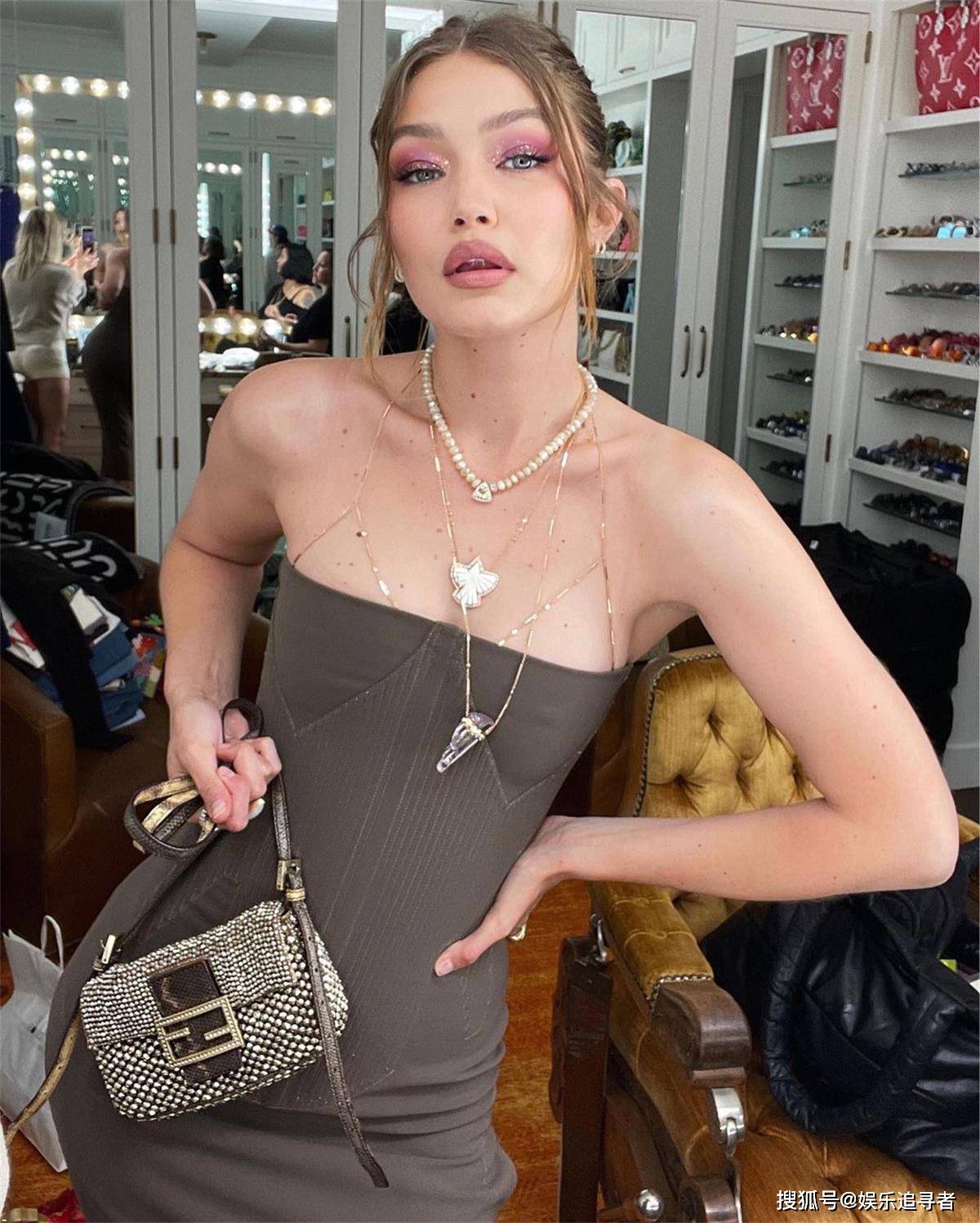 Hadid|Gigi Hadid追星BLACKPINK Rose成功，两人发布亲密合照！