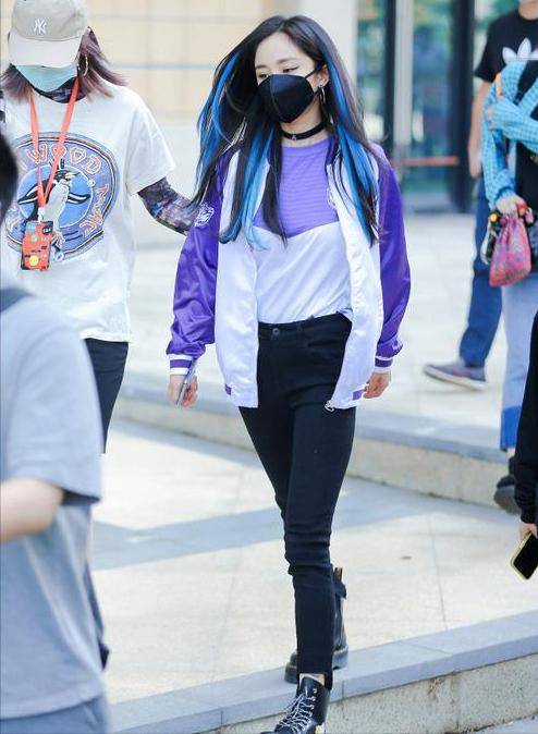 大腿|杨幂是有多瘦?大腿和助理小腿差不多细,身材好穿紧身裤真占便宜