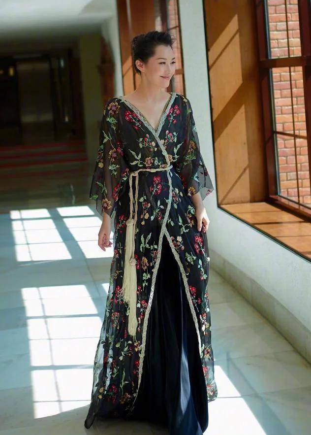 的优点|许晴的状态过分了，穿“钻石裙”微微一笑宛如少女，优雅气质太绝