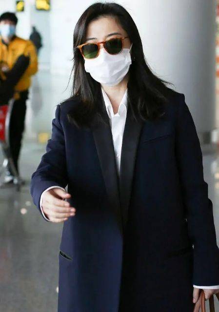 大衣|梅婷穿大衣戴墨镜拎包，超美时尚穿搭！