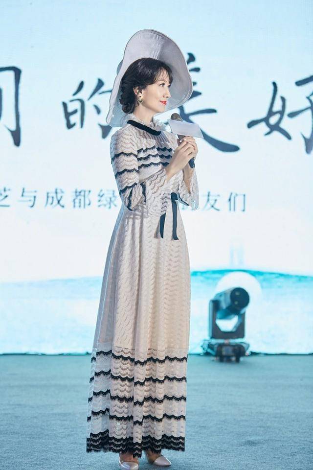 显得|赵雅芝比年轻人还敢穿，66岁还能驾驭皮裤，看来真“不服老”