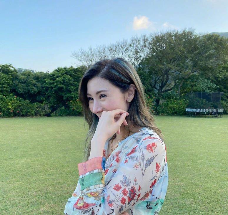 元素|李嘉欣为百亿老公庆生，两人穿搭低调甜蜜对视，结婚13年还秀恩爱