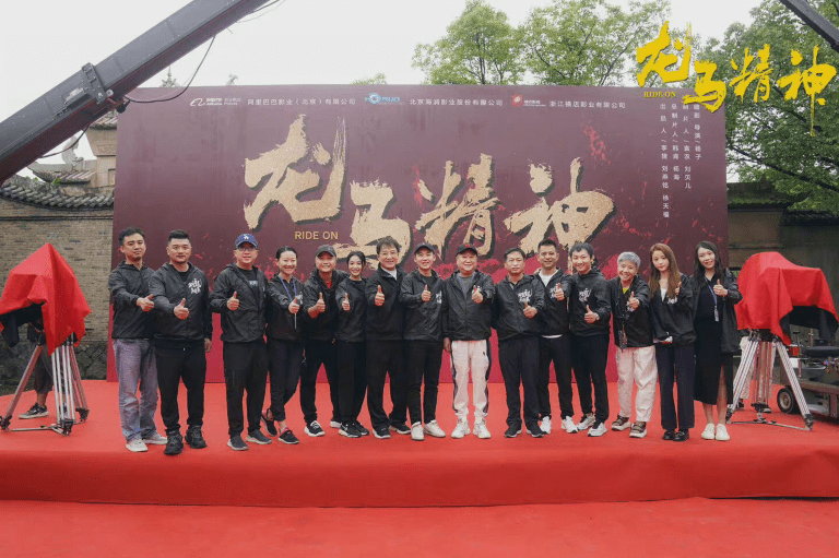 电影|成龙新电影开机，与郭麒麟刘浩存梦幻联动，致敬龙虎武师