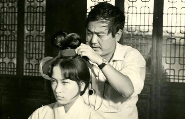 因为|《笑傲江湖》里寻金庸，沧海一声笑，已不见黄霑林正英午马