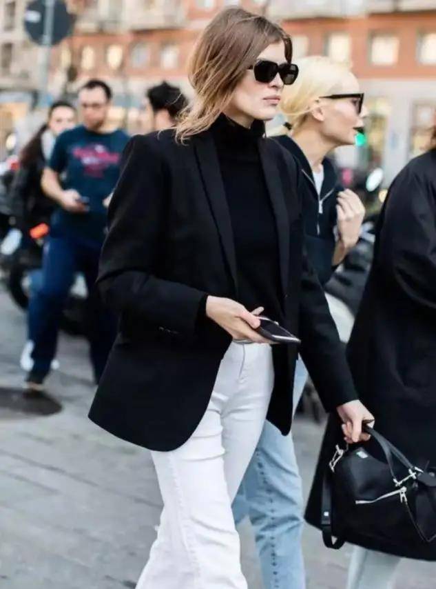 宣萱|50岁宣萱越老越美,穿浅粉针织衫配白色阔腿裤亮相,优雅又减龄