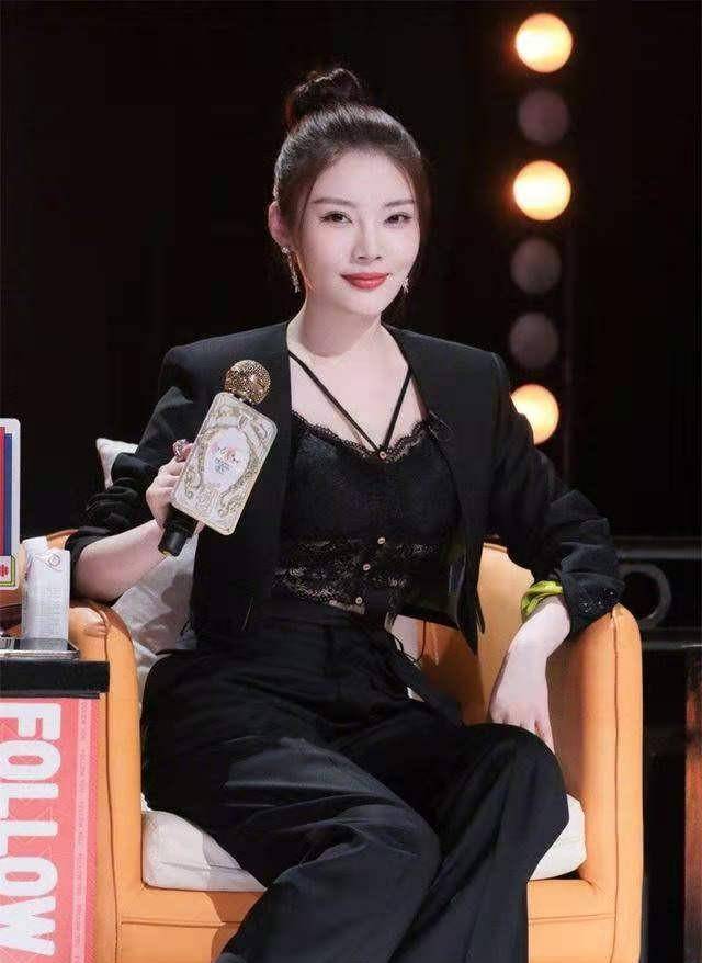 设计|徐冬冬穿衣挺“放得开”，穿西装露出蕾丝内搭，身材好就是占便宜
