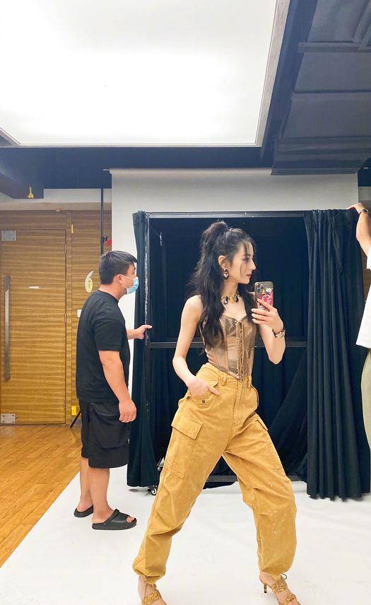 身材|迪丽热巴大秀舞姿，紧身吊带装露小香肩，大长腿蜜桃臀抢镜