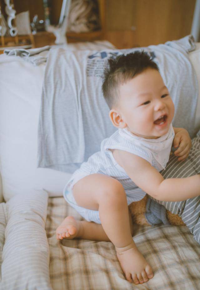 马剑越一家三口拍写真,三条像极婴儿版张杰,虎头虎脑萌翻