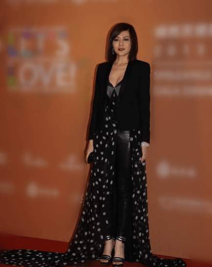 设计|开叉裙下配紧身短裤，低领深v设计尽显风韵，关之琳越老越敢穿