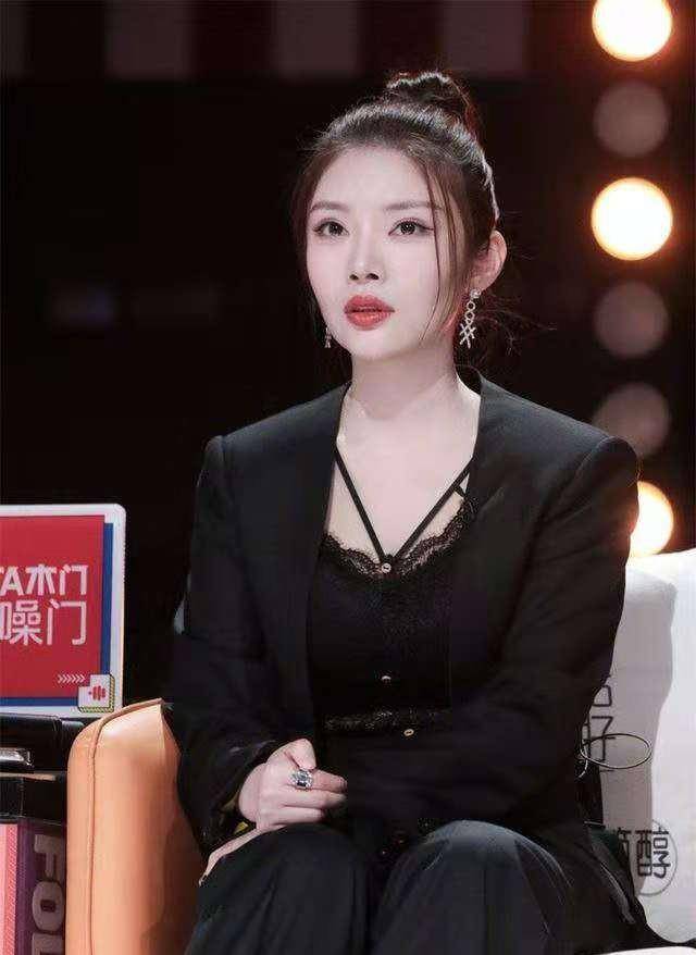 设计|徐冬冬穿衣挺“放得开”，穿西装露出蕾丝内搭，身材好就是占便宜