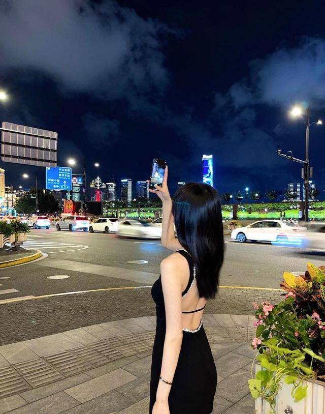 好身材|范志毅的女儿美得高调，吊带裙拼接珍珠流苏，好身材展露无遗