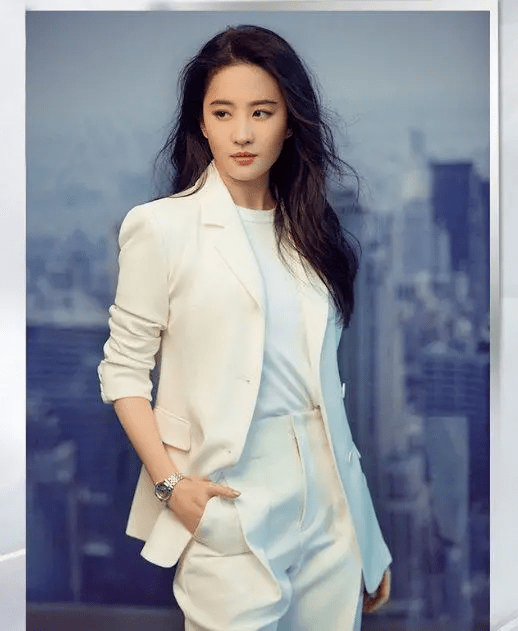 奢侈品|刘亦菲罕见逛奢侈品店!穿男友风西装戴墨镜表情高冷,巨星架子大