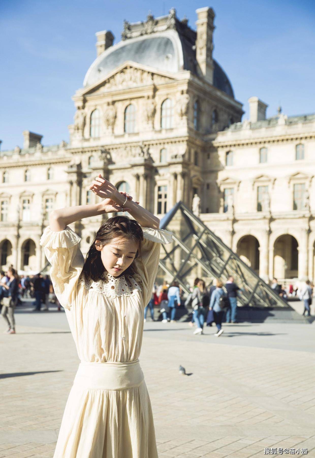 身材|怪不得郑恺会选苗苗当老婆,穿亮片连衣裙高级优雅,我给100个赞