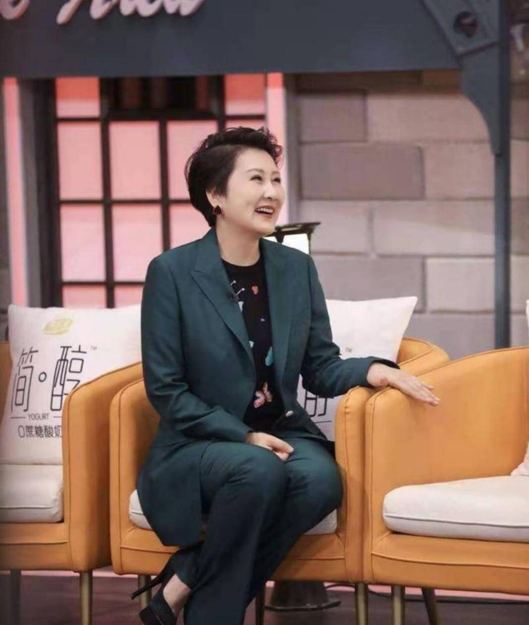 卡通|58岁张凯丽太会穿衣了，穿墨绿西装优雅时尚，端坐台上hold住全场