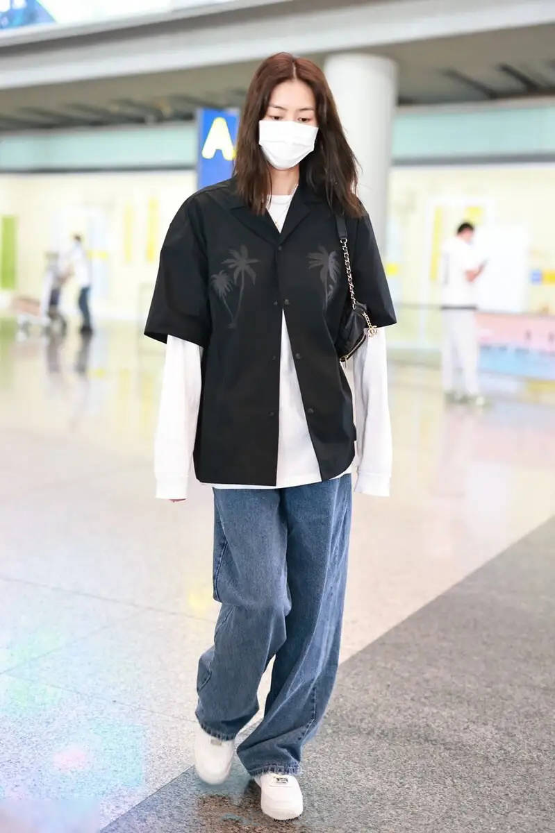 条纹|秋季衬衫如何挑选+穿搭？刘雯8套衬衫私服，教你走路带风、潇洒优雅