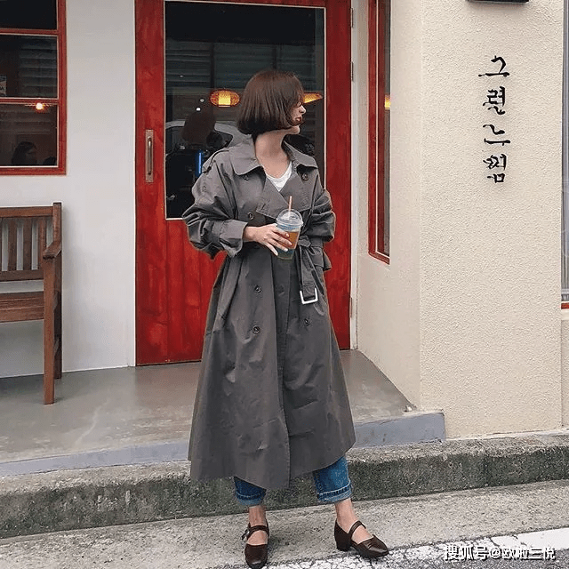 风衣|她的穿搭：秋季最时髦穿法来了，风衣+牛仔裤，风衣+阔腿裤