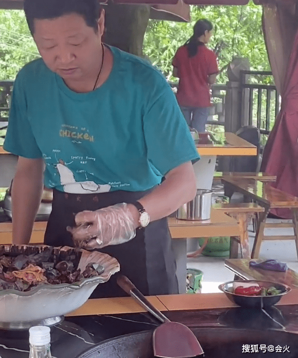 “三德子”赵良成 当地餐厅老板!穿围裙的人用手抓肉 拿的是没有架子的刮�