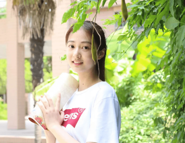 在中国传媒大学今年的新生典礼召开后,冯琳就出现在了活动现场,并给学