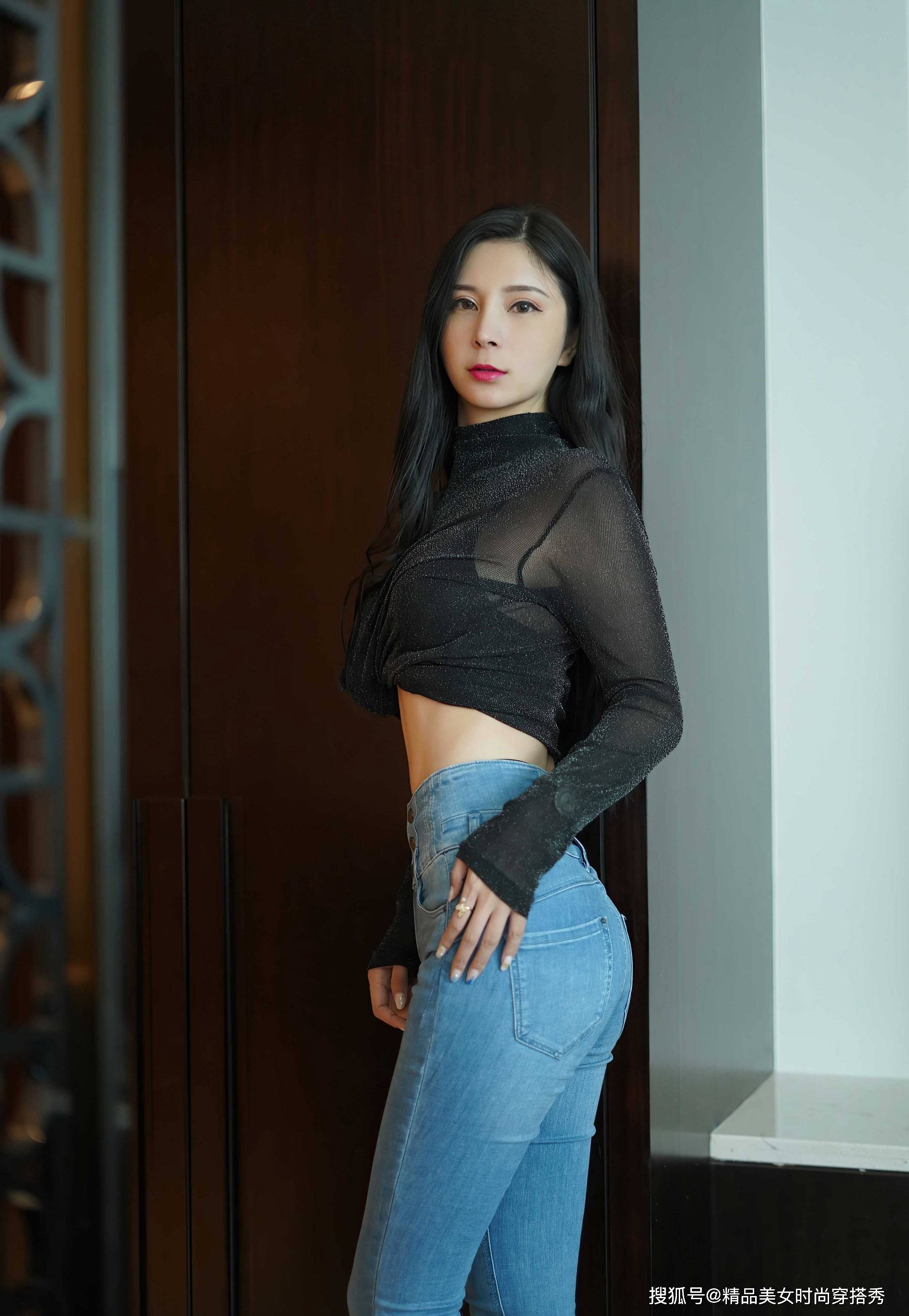 黑色|黑色透视上衣搭配牛仔裤，优雅范十足，吸睛又时尚