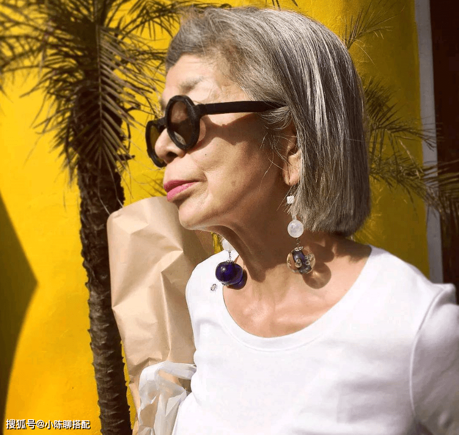 年龄段|黑色凭什么不老气?看这个时尚界的宝藏奶奶就知道,太会穿了