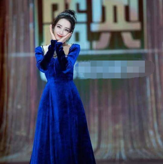 身材|迪丽热巴大秀舞姿，紧身吊带装露小香肩，大长腿蜜桃臀抢镜