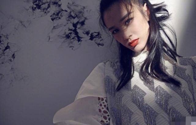 一身|黄圣依写真美翻了，闪闪造型惹人爱，侧颜线条绝杀