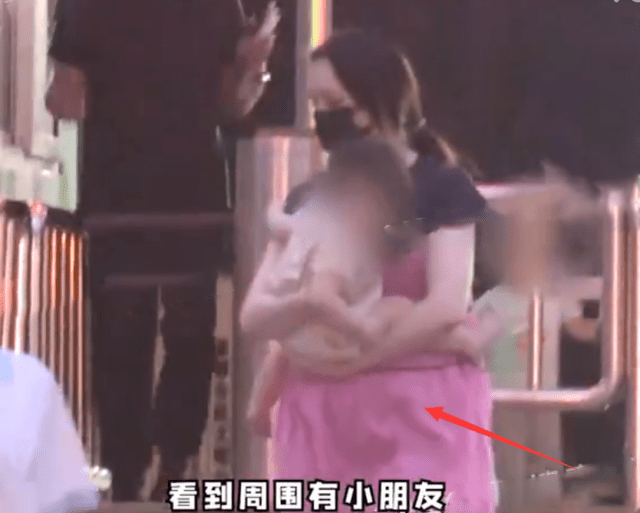 向太生|郭碧婷怀二胎了？带女儿游玩腹部凸起明显，曾答应向太生三个孩子！