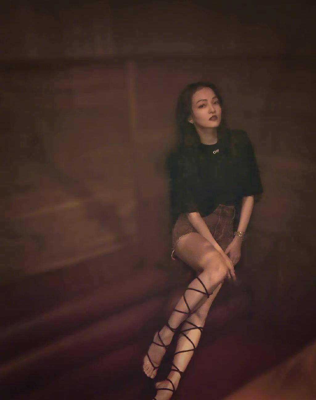 身材|张韶涵最新写真曝光，全身黑色配双绑带凉鞋，一般人驾驭不了