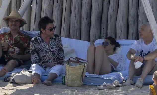 老公|巩俐终于做回小女人，穿深V热裤海滩散步，外籍老公全程牵手贴心