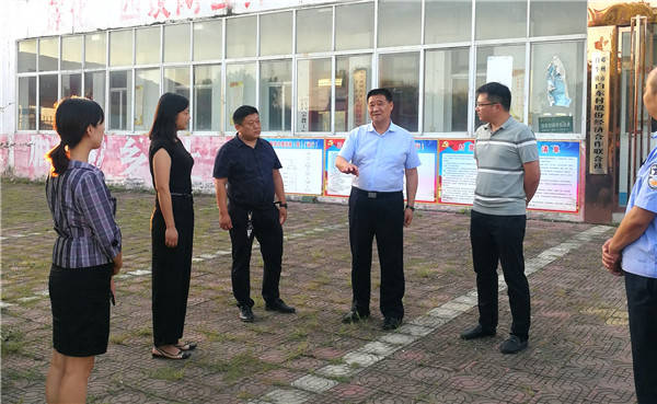 期间,魏丰刚同志与乡镇负责同志,村组干部认真交谈