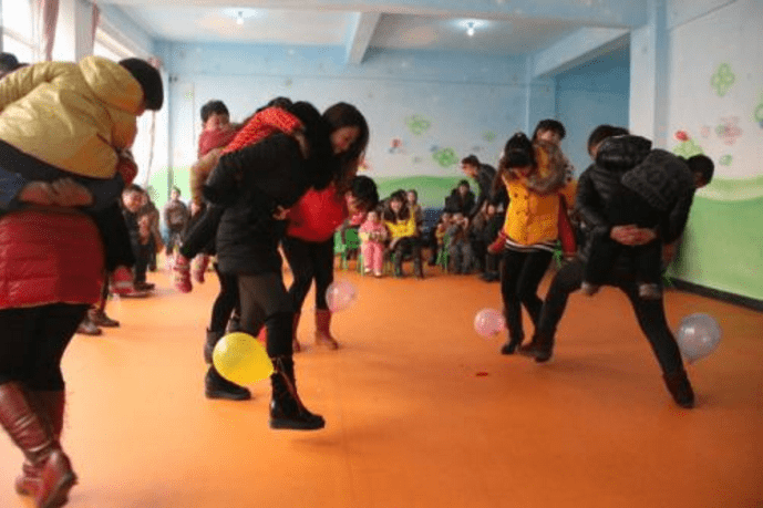 进行|幼儿园进行“家庭背景”调查，家长见招拆招，化身反套路高手