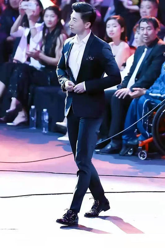 原创乒乓王子马龙不愧是男神穿出西装帅出天际刘国梁都羡慕