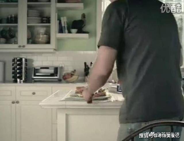 错事|金毛偷吃主人早餐,怕被发现后挨打,竟将错事扣在猫咪头上