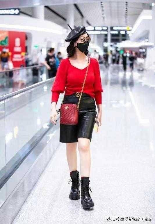 黑色|66岁赵雅芝穿得跟个小姑娘似的,红色毛衣配皮裤,就是鞋子也很潮