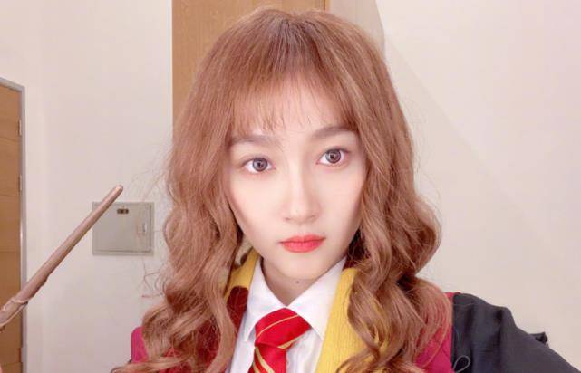 因为|关晓彤为了让鹿晗放心，特意戴上男友送的廉价饰品，秀恩爱太特别