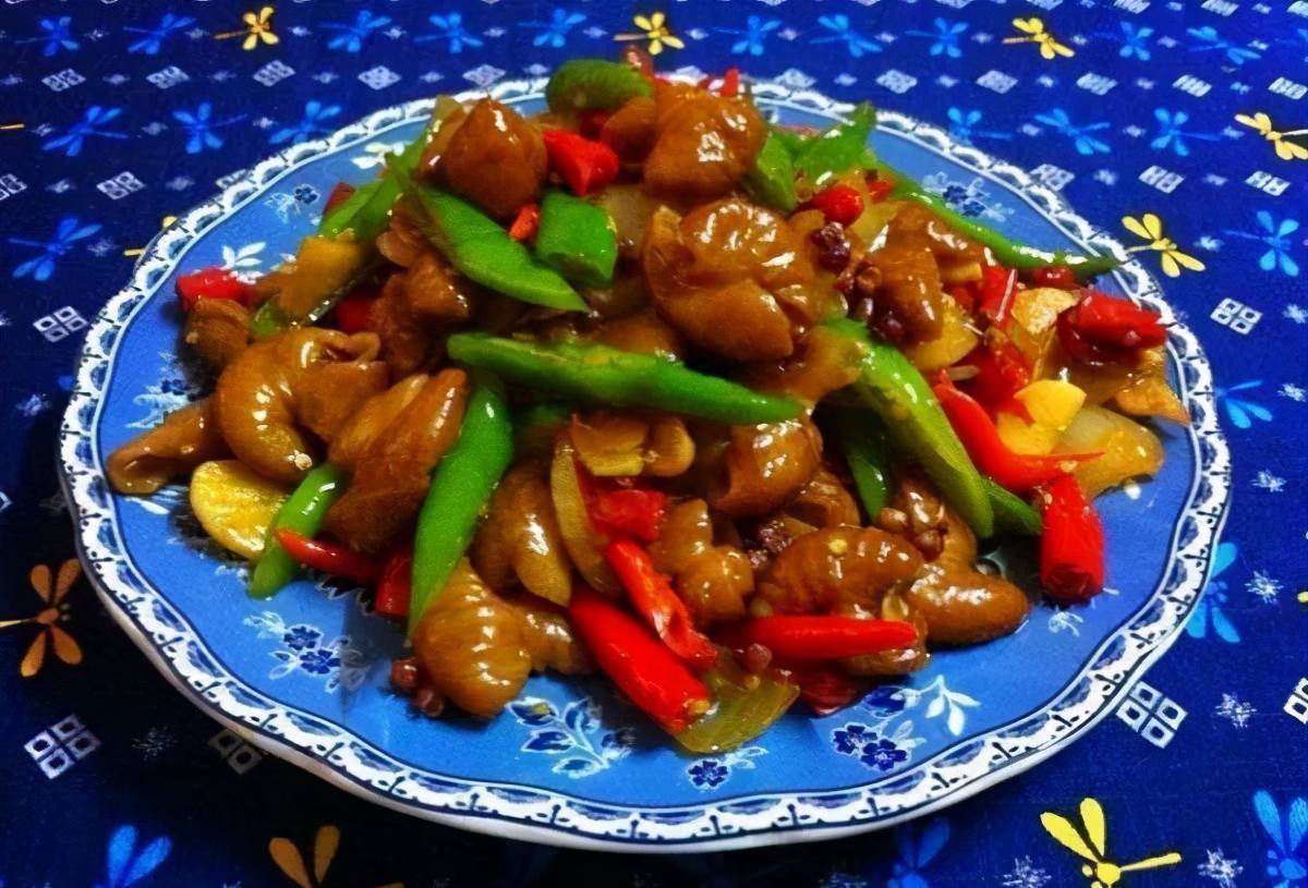 第四步热锅下油,把鸡翅下锅.第五步把鸡翅双方煎黄.第