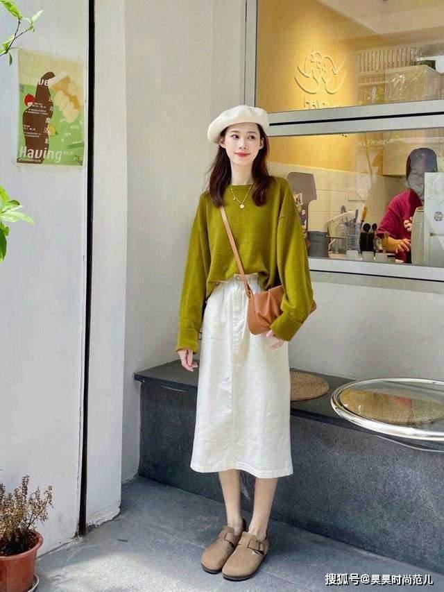 色调|今年秋天的时尚穿搭，温柔舒适的毛衣搭配半身裙，减龄又显气质