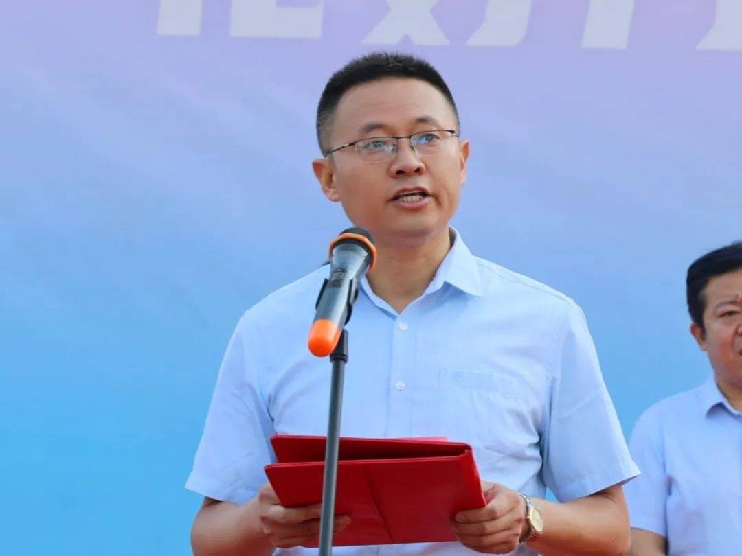 市文联党组书记贾黎明同志现场为市第一人民医院赠送书画作品市一院