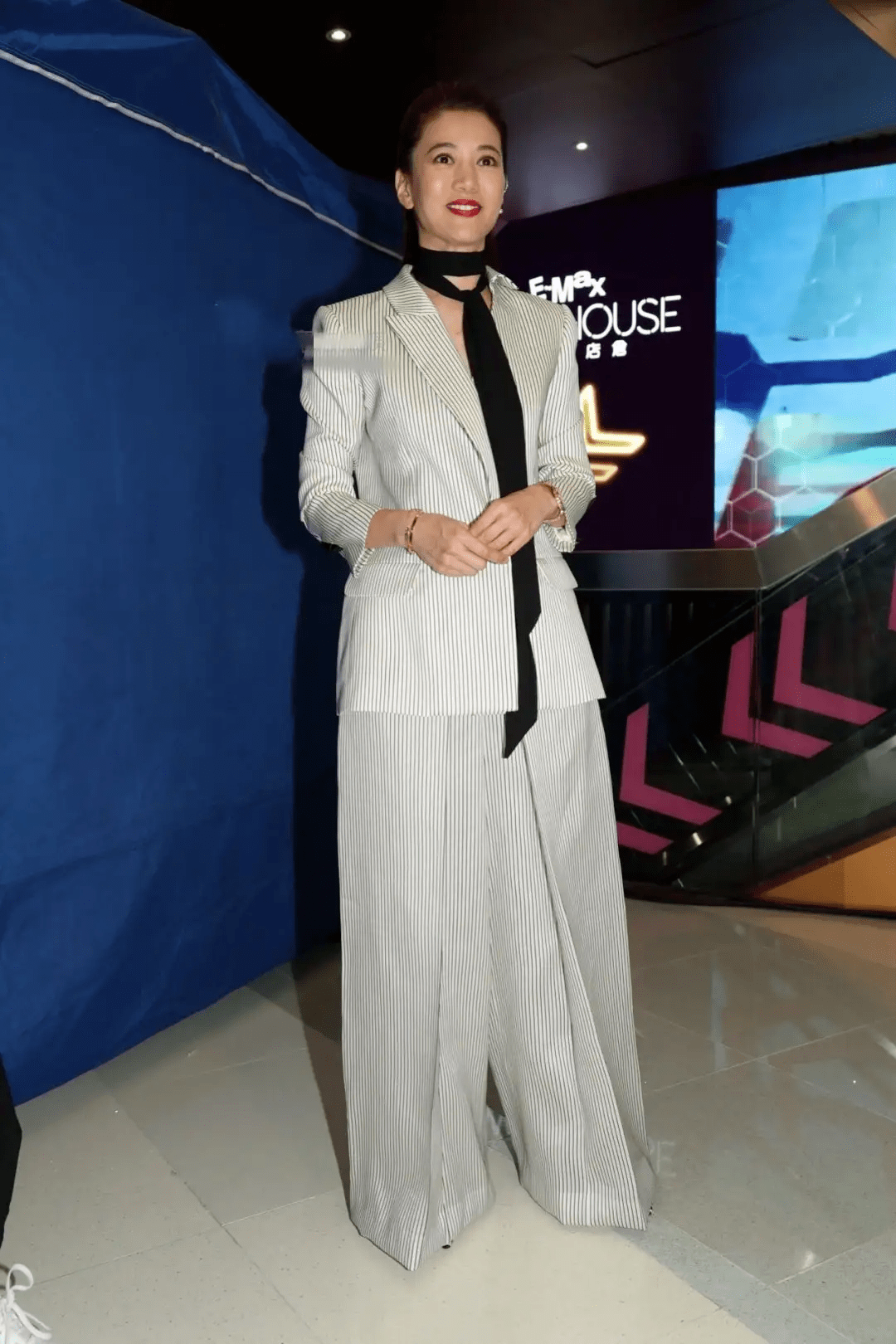 身材|袁咏仪认真打扮惊艳了！一袭亮片裙优雅气质，张智霖白西装帅爆